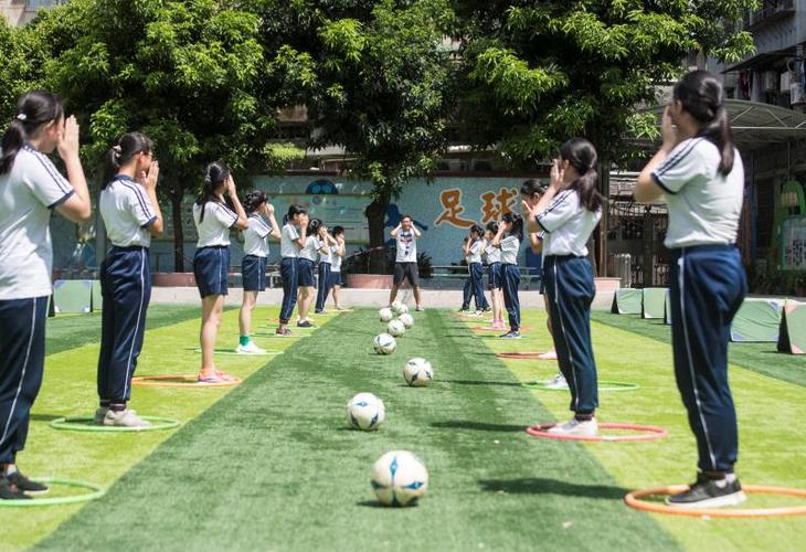 学校小学体育足球课怎么上,小学足球课应该怎么上